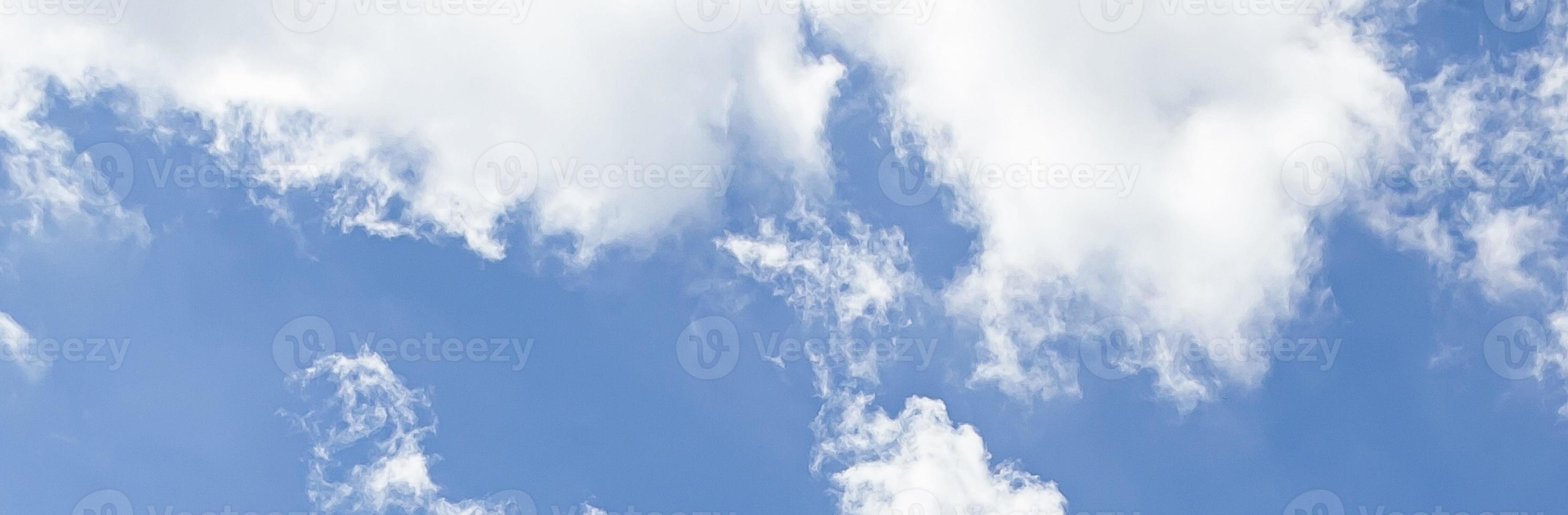 beeld van een gedeeltelijk bewolkt en gedeeltelijk Doorzichtig lucht gedurende de dag foto