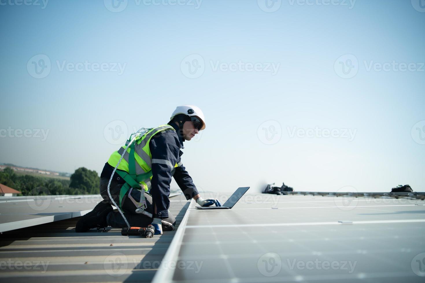 ingenieur in in rekening brengen van zonne- paneel installatie de installatie van zonne- energie foto