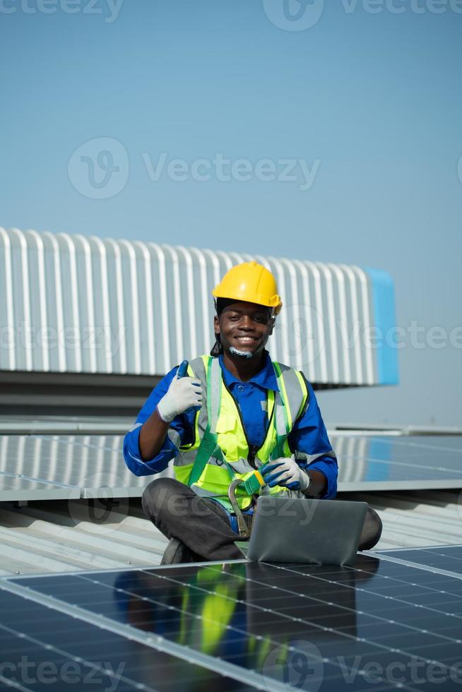 ingenieur in in rekening brengen van zonne- paneel installatie de installatie van zonne- energie foto