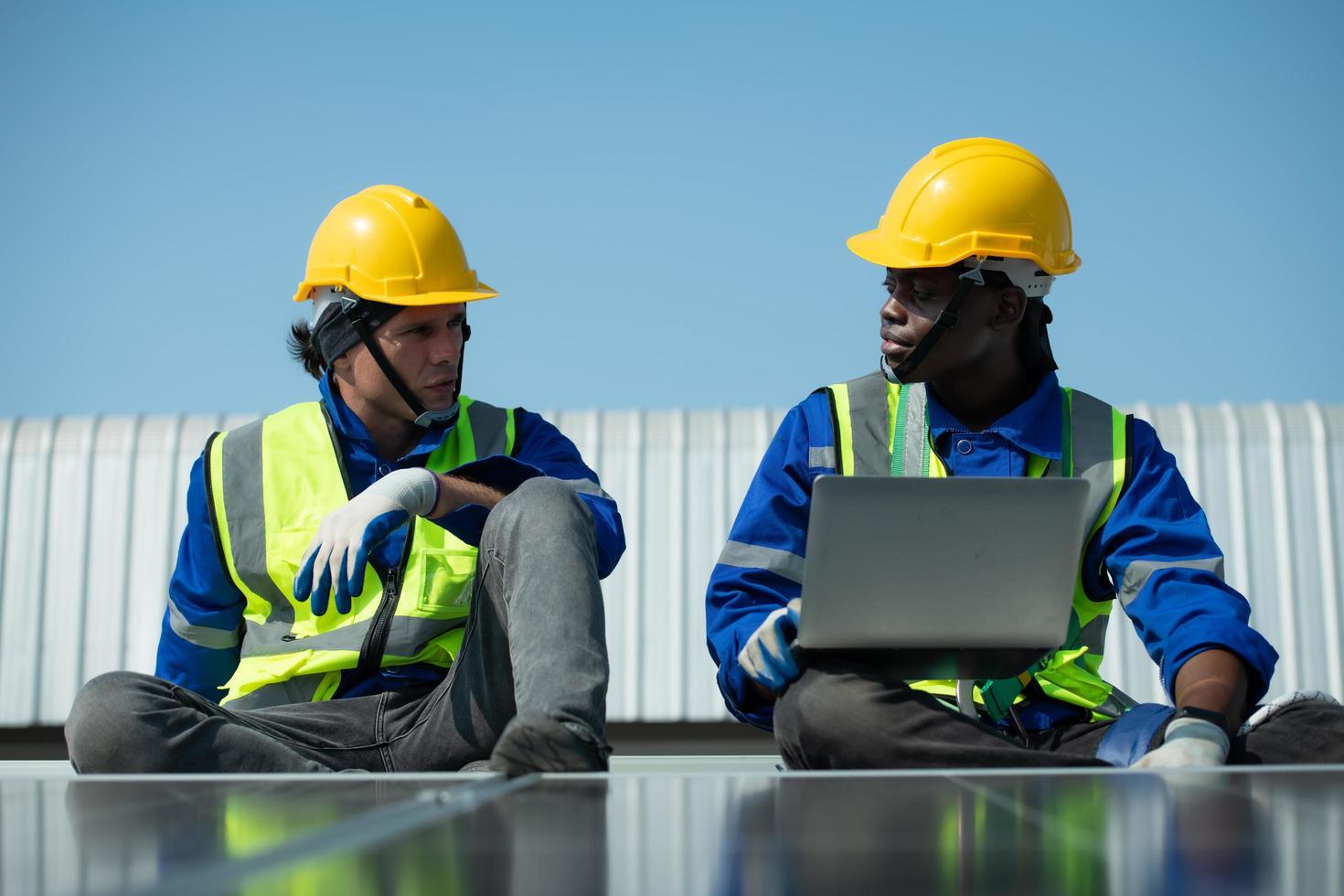 ingenieur in in rekening brengen van zonne- paneel installatie de installatie van zonne- energie foto