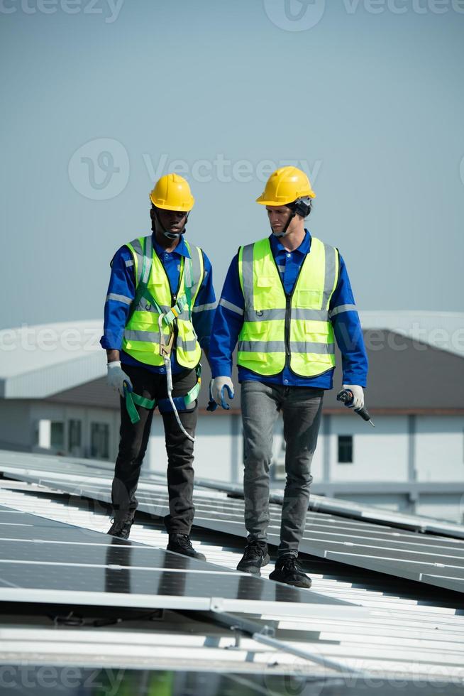 ingenieur in in rekening brengen van zonne- paneel installatie de installatie van zonne- energie foto