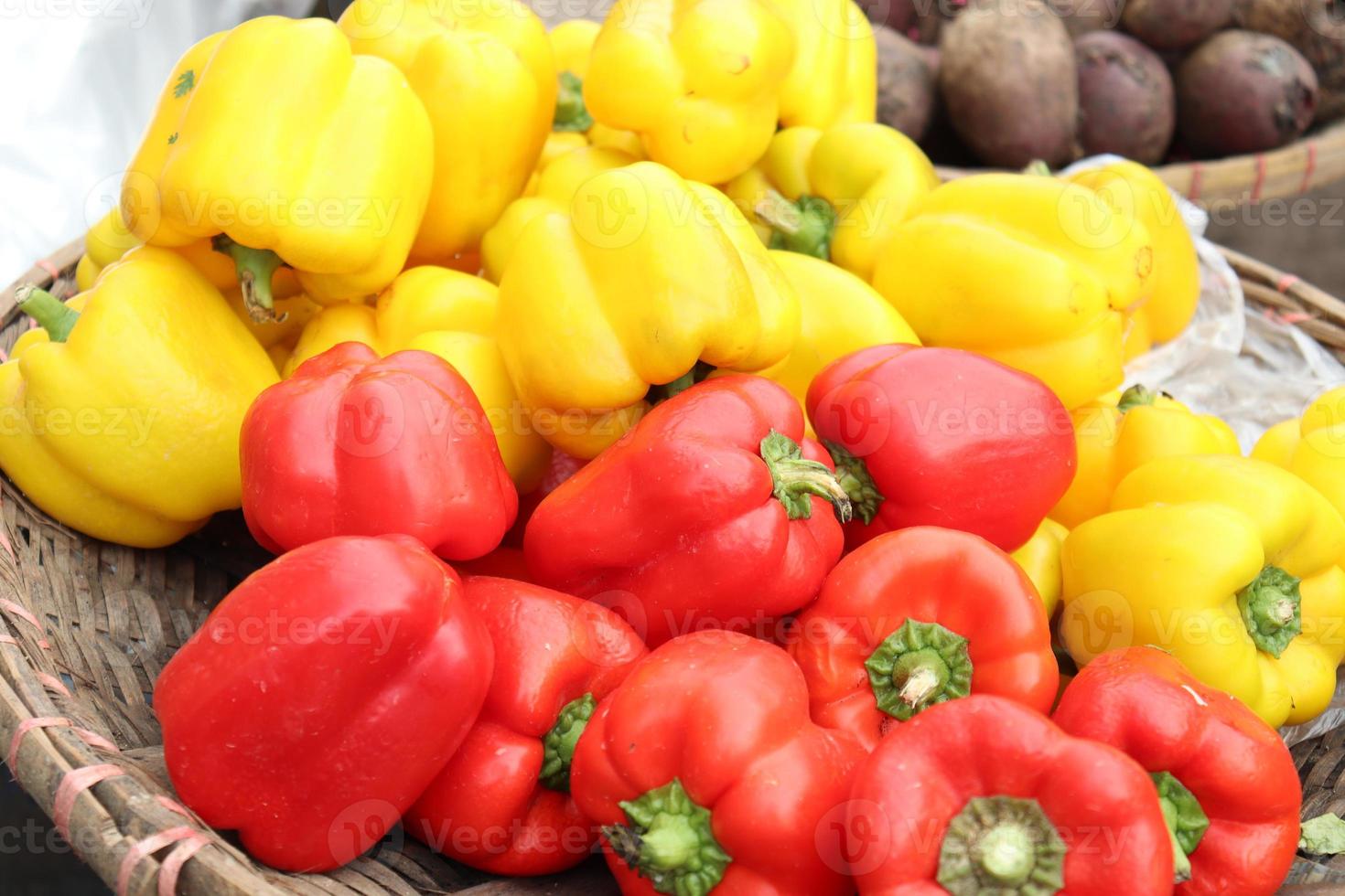 rood en geel paprika voorraad foto