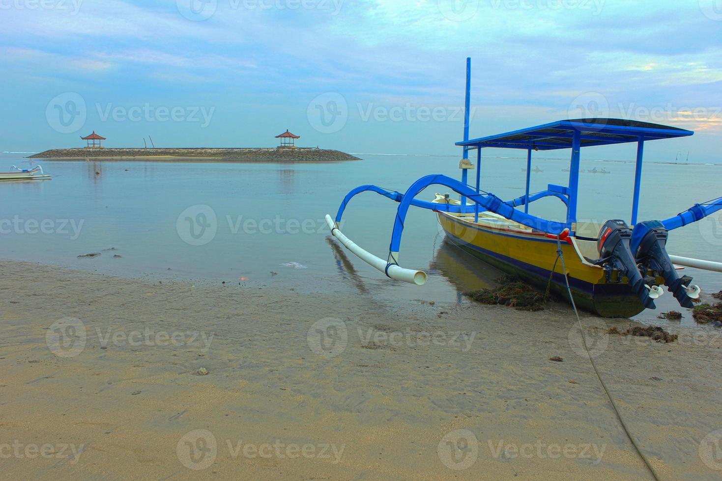 visie van een visvangst boot Aan de strand. foto