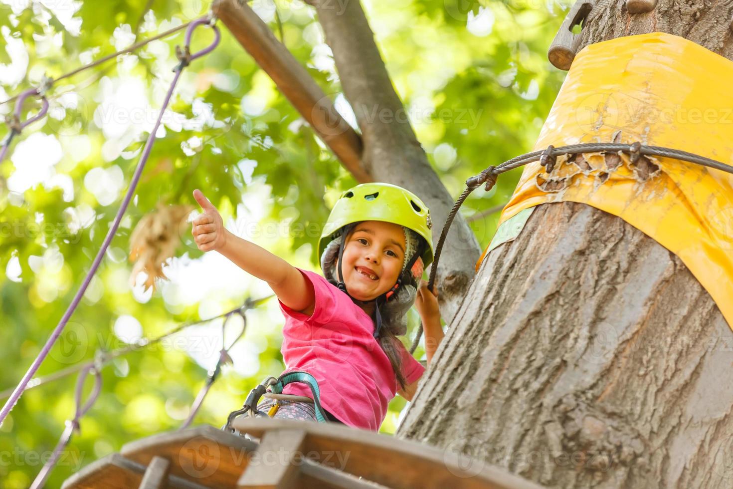 gelukkig weinig kinderen in een touw park Aan de hout achtergrond foto