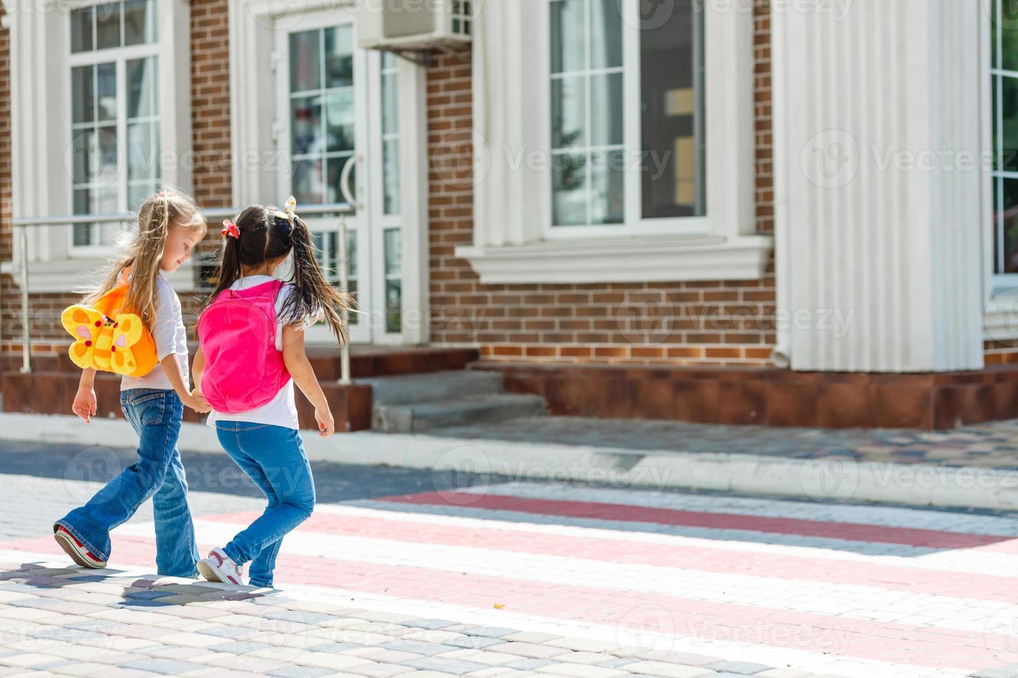 eenvoudig school- studenten kruispunt de weg foto