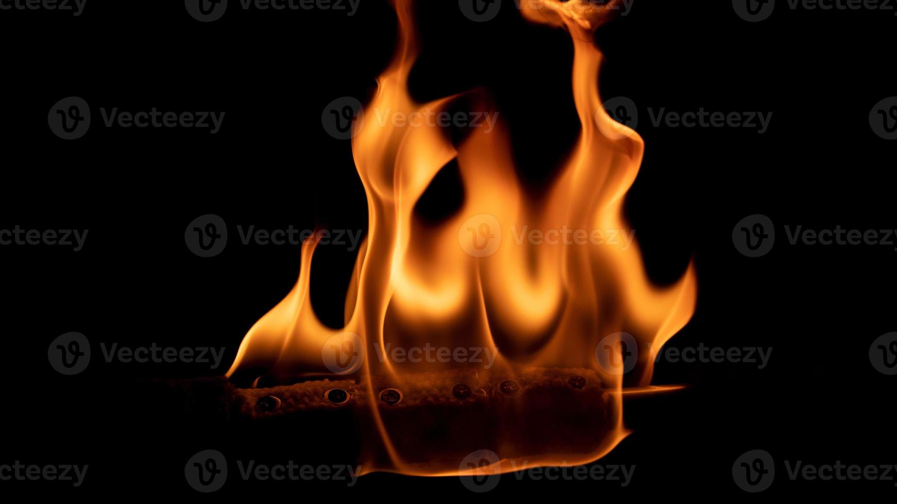 een mooi schot van een persoon aan het doen een brand poi tonen in de donker foto