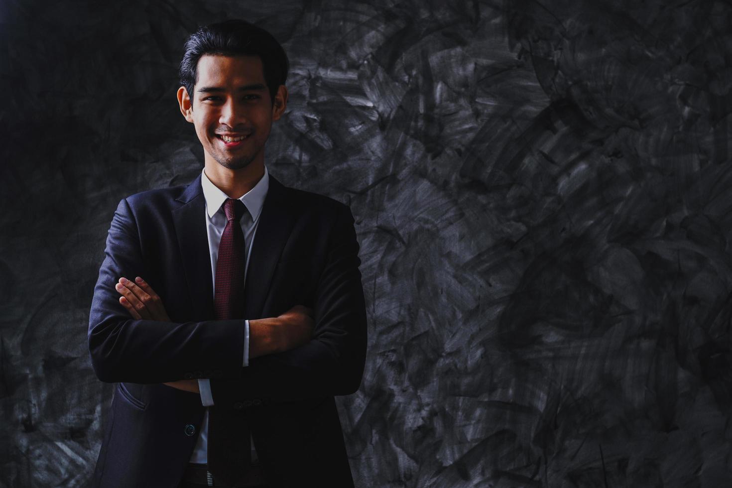jong leider en zakenman portret Aan donker achtergrond, vertrouwen en gelukkig slim Mens foto