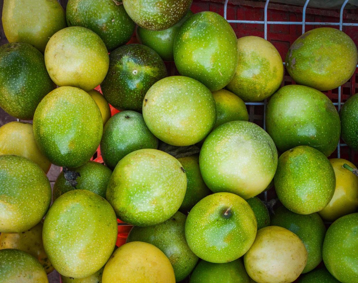 groen en geel vers passie fruit oogst van tuin passiflora foetida foto