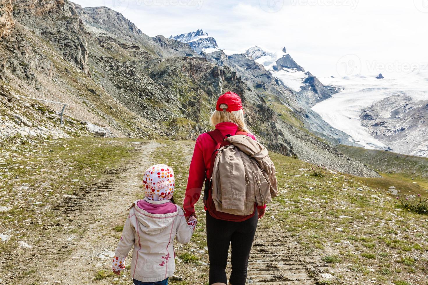 wandelen - wandelaar vrouw Aan trektocht met rugzak leven gezond actief levensstijl. wandelaar meisje wandelen Aan wandeltocht in berg natuur landschap in Zwitsers Alpen, Zwitserland. foto