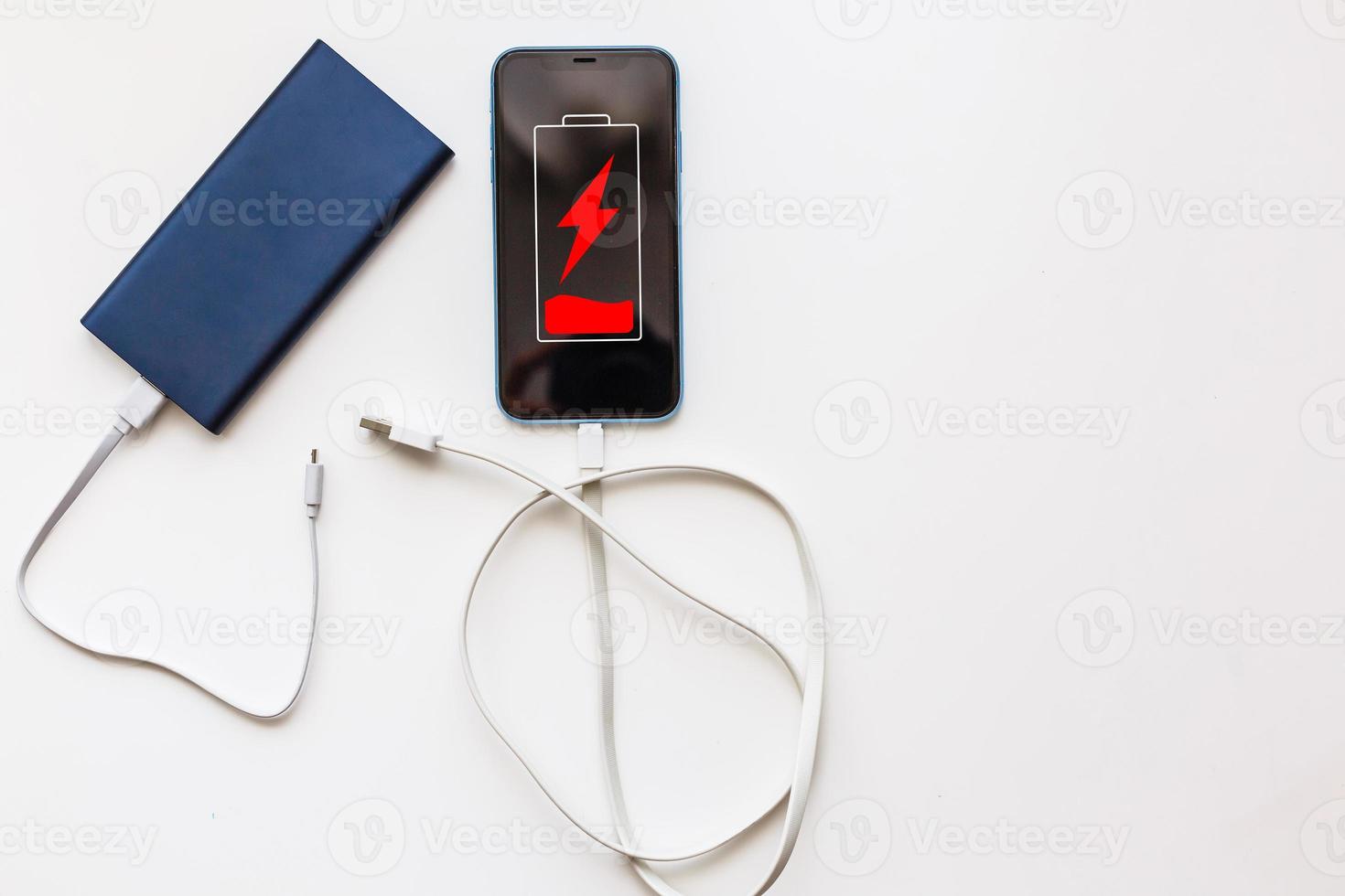 smartphone opladen concept. mobiel telefoon met groen vol accu. 3d illustratie foto