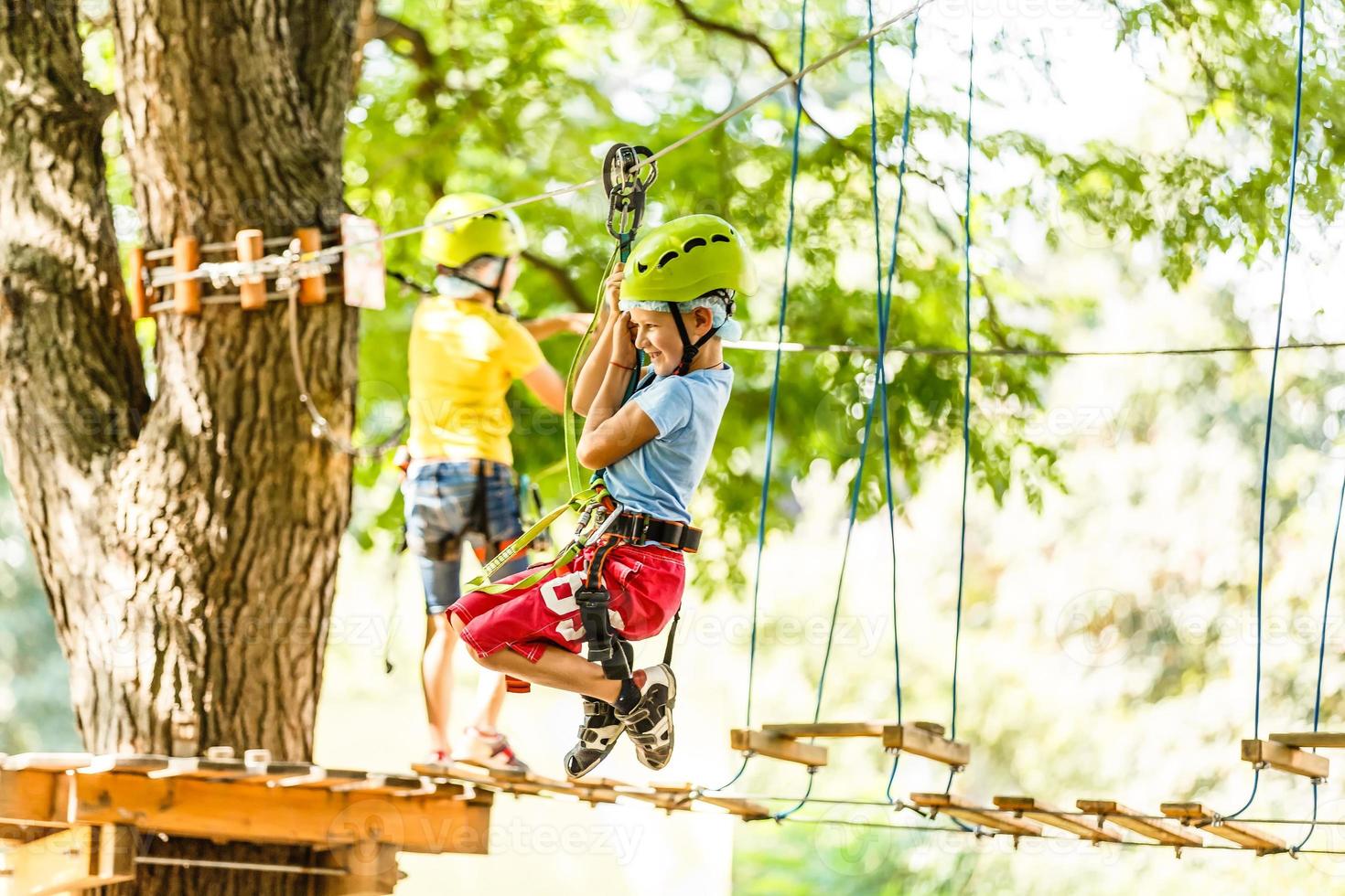 avontuur beklimming hoog draad park - kinderen Aan Cursus touw park in berg helm en veiligheid uitrusting foto