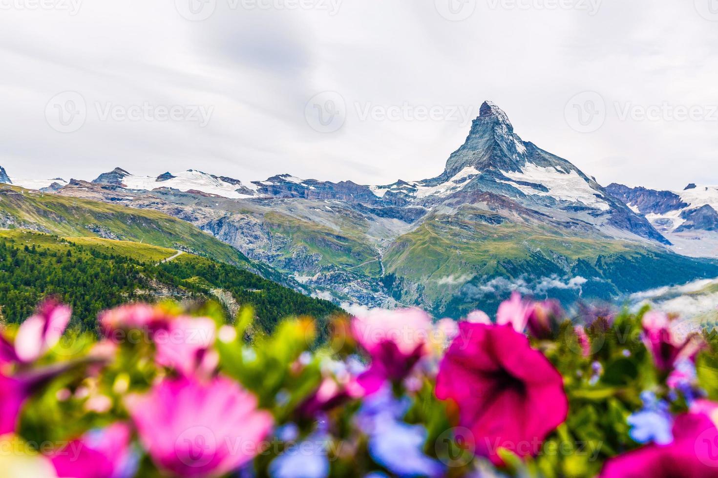 keer bekeken van de berg matterhorn in pennine Alpen, Zwitserland foto