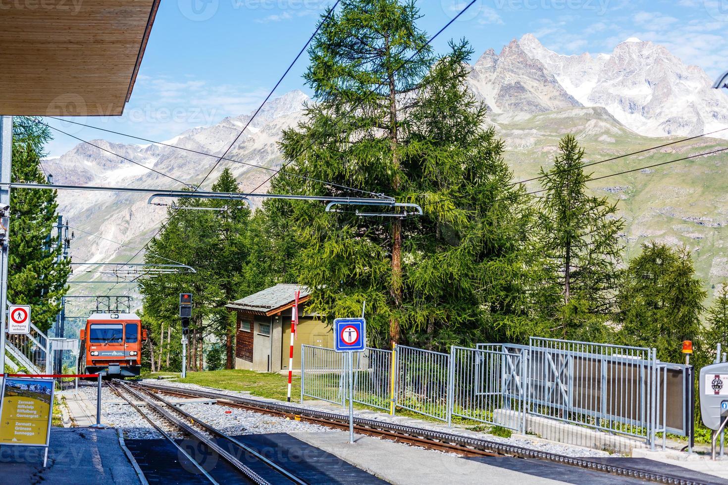 Zwitsers berg trein gekruiste Alpen, spoorweg in de bergen foto