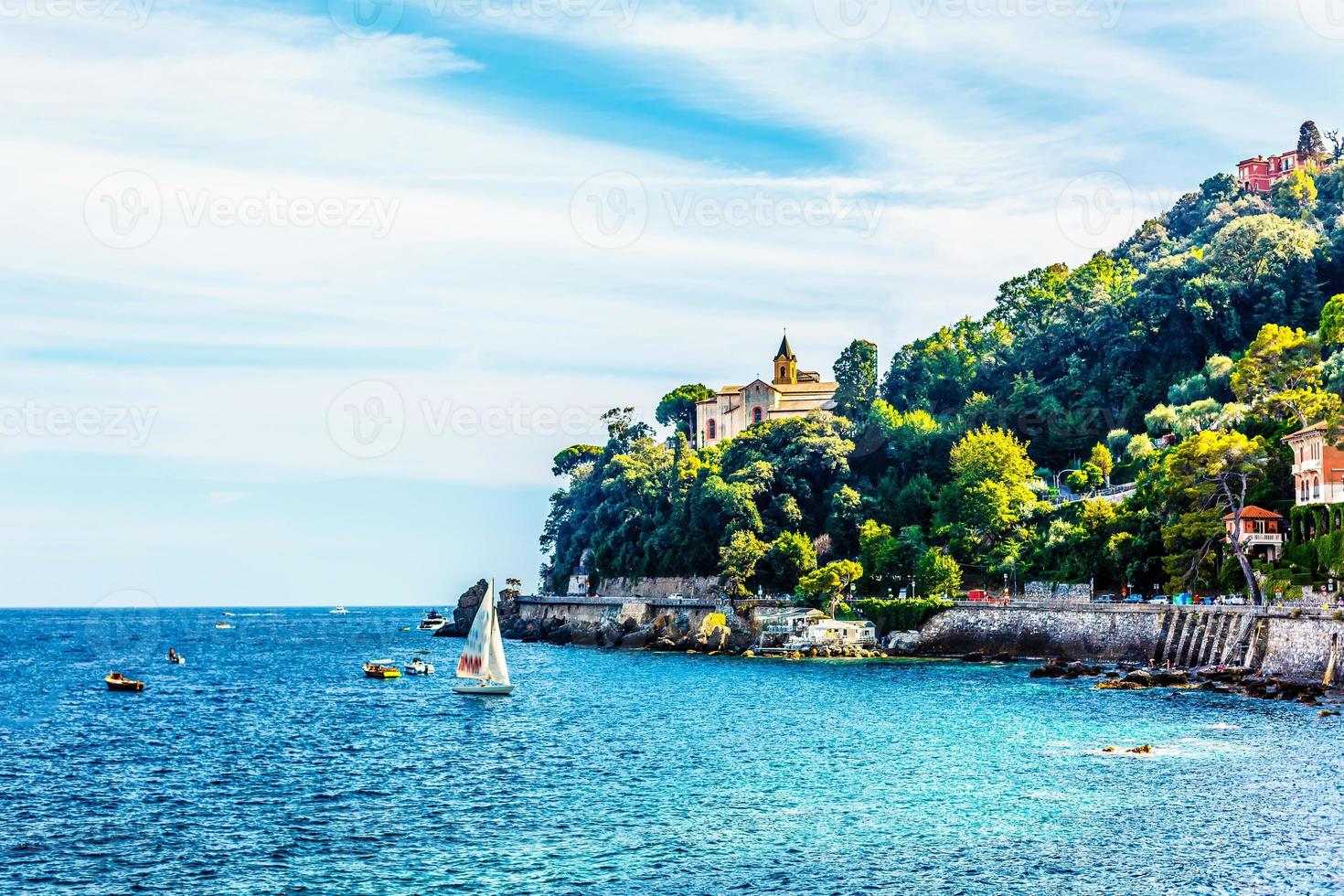 landschap visie van de weinig stad en strand van camogli in de middellandse Zee kust van Ligurië in Italië foto