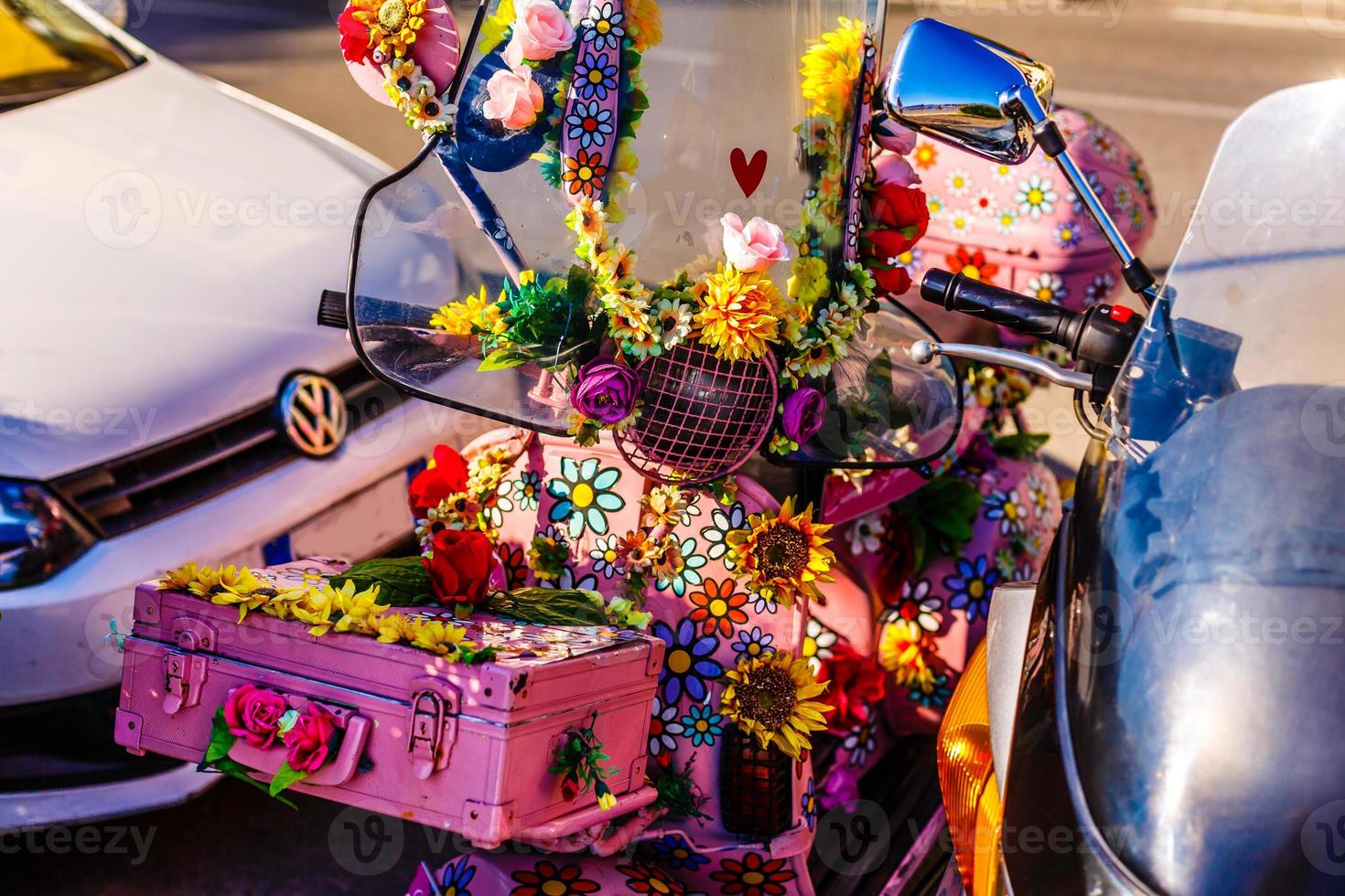 een scooter krijgen geschilderd in paars bloemen in de straat foto