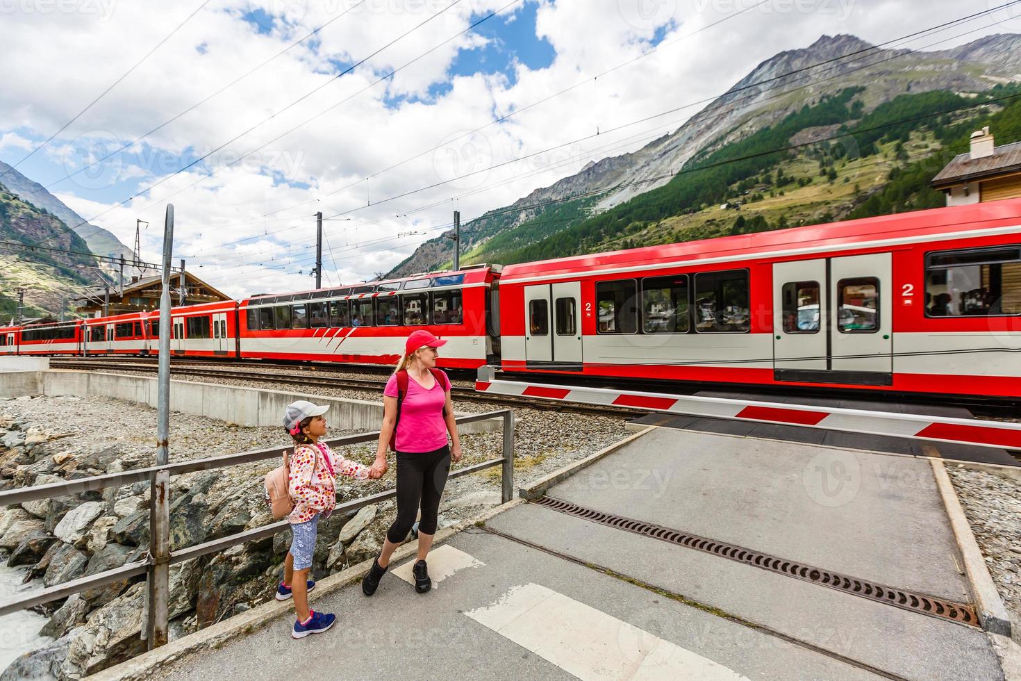 familie wandelen wandelen spoor in bergen in zomer, Alpen trein foto