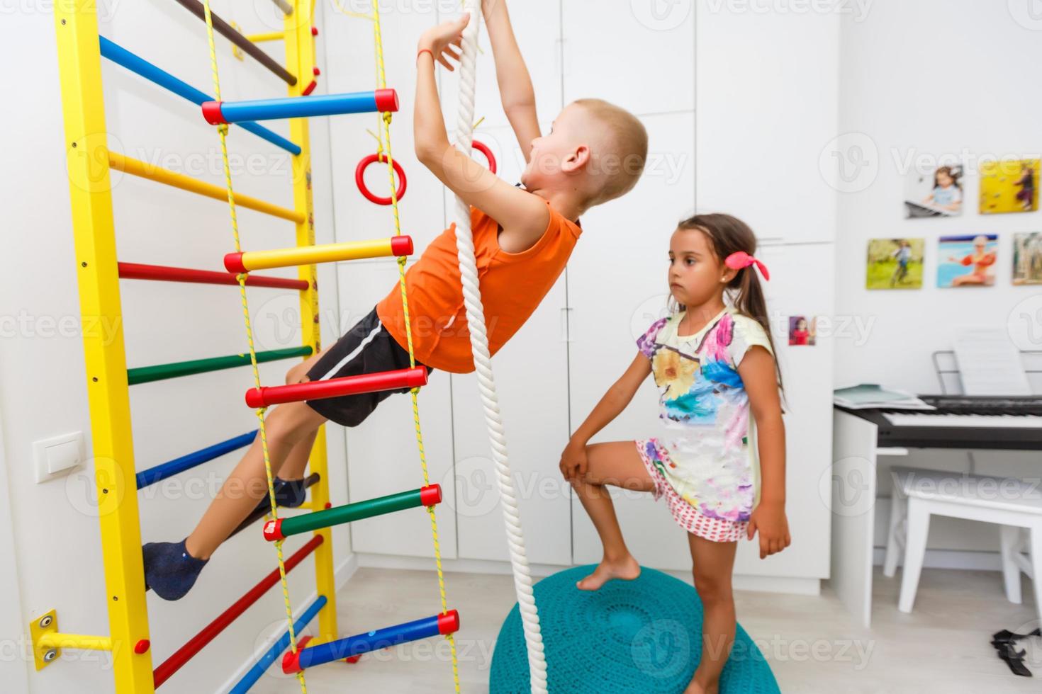 kinderen Speel in de kinderen kamer binnenshuis foto