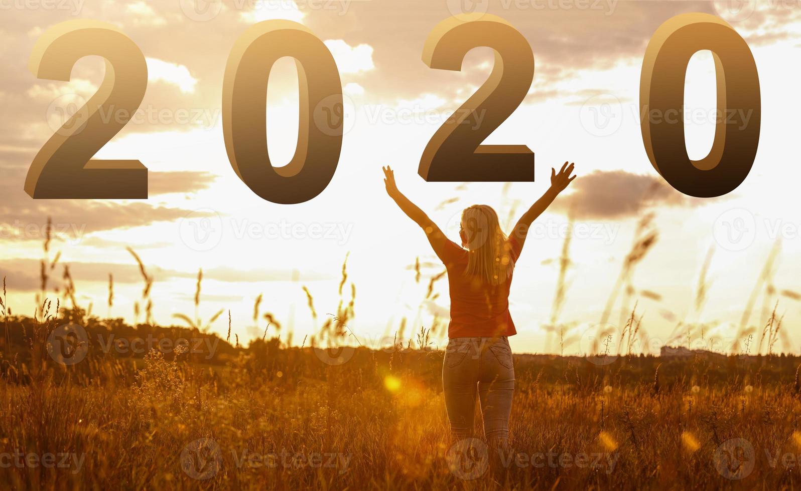 gelukkig nieuw jaar 2020 - gelukkig meisje met getallen Bij zonsopkomst foto