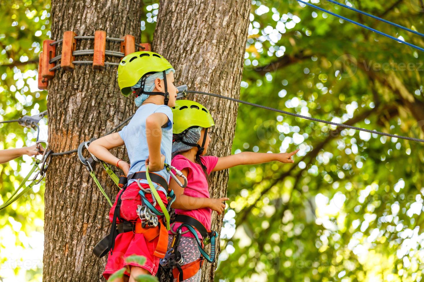 avontuur beklimming hoog draad park - kinderen Aan Cursus touw park in berg helm en veiligheid uitrusting foto