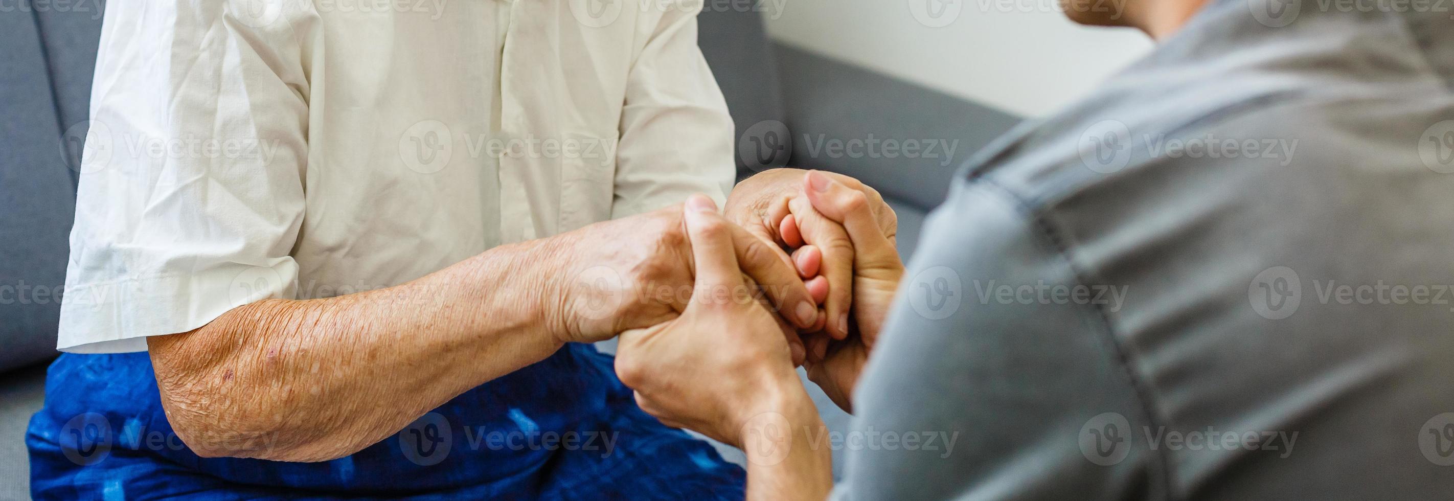 kleinzoon bezoekende grootmoeder foto