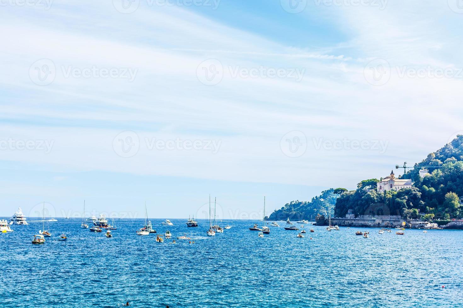 visvangst boten in klein haven, Italië. foto