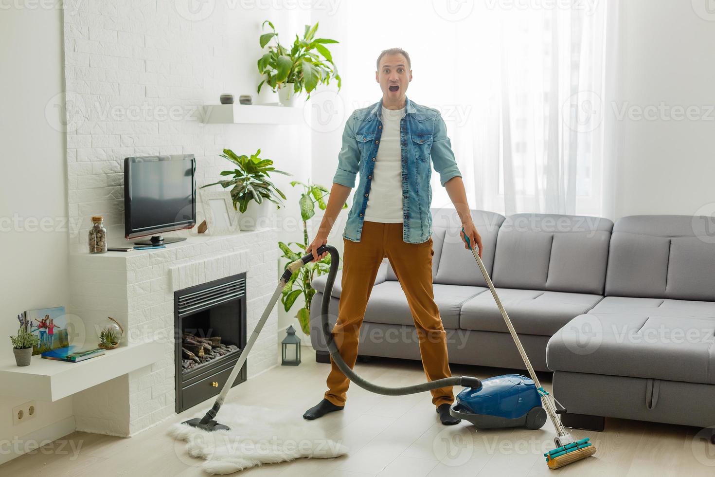 Mens man schoonmaak de huis helpen vrouw foto