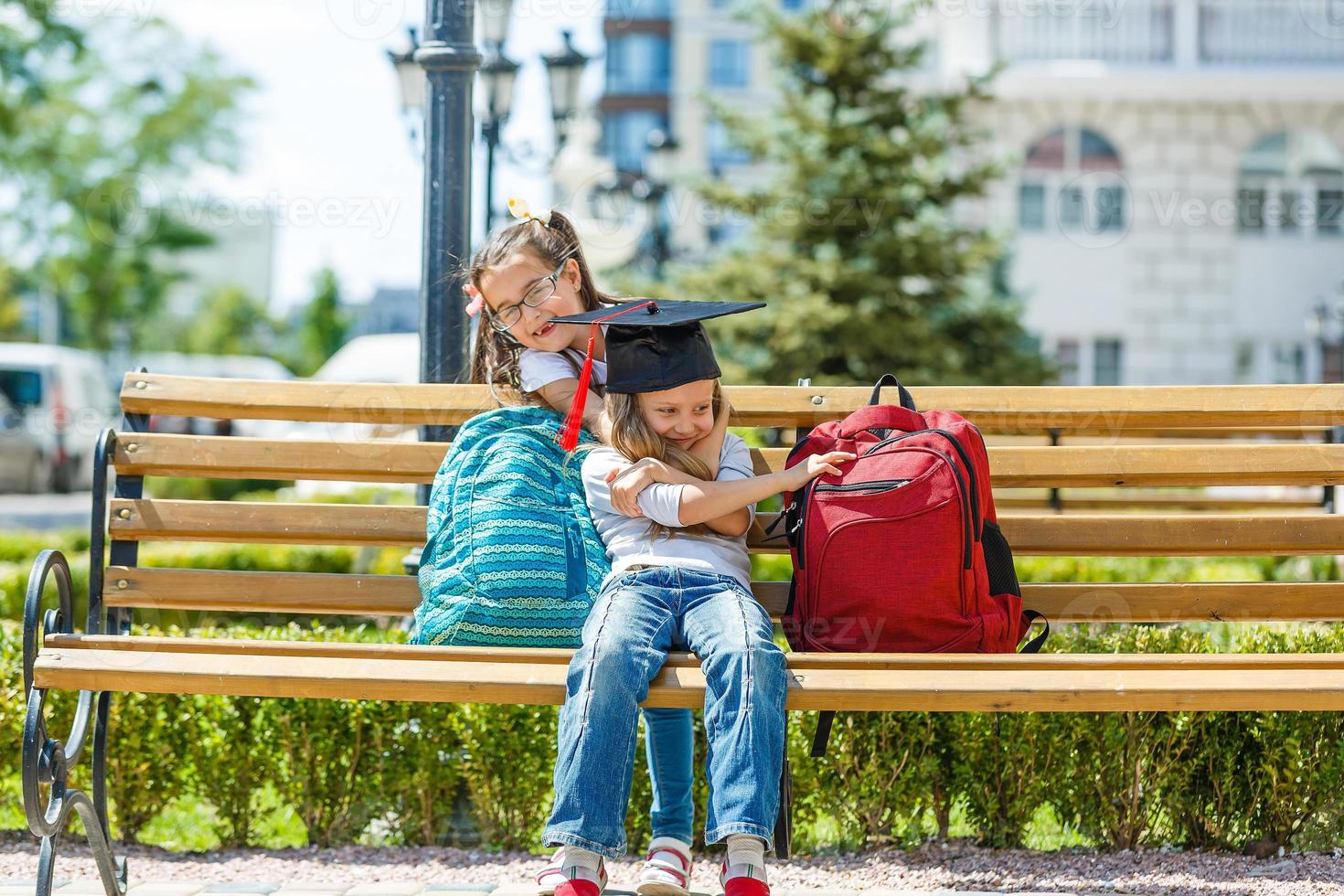 geslaagd vrouw carrière concept. vrolijk weinig meisje wiskunde leerling in diploma uitreiking hoed Aan school- achtergrond foto