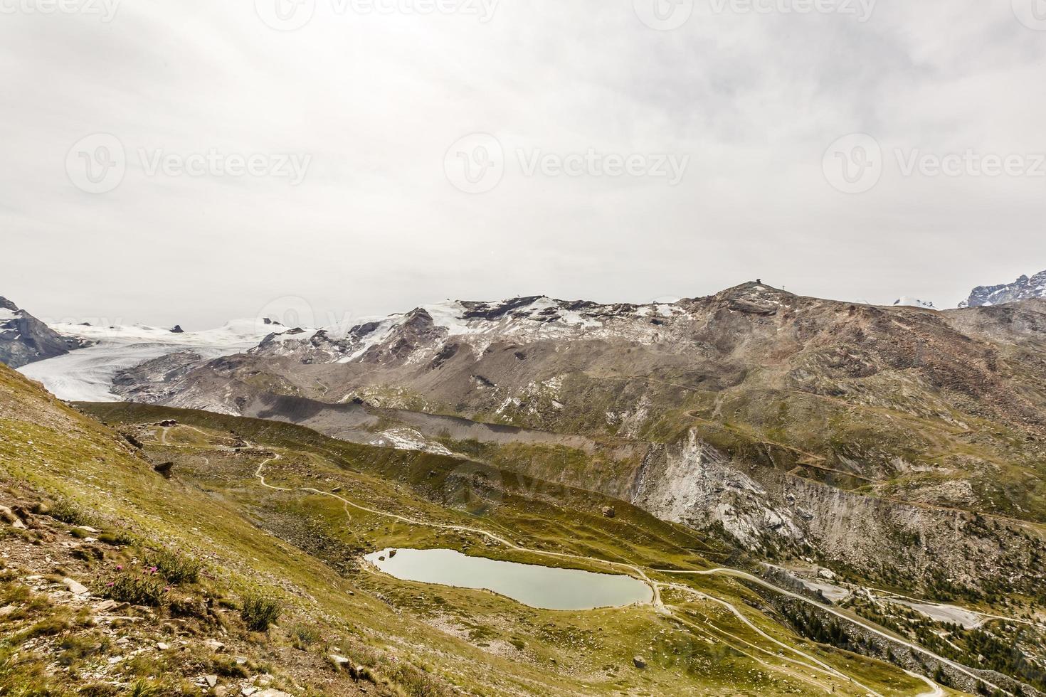 matterhorn achter een mooi meer foto