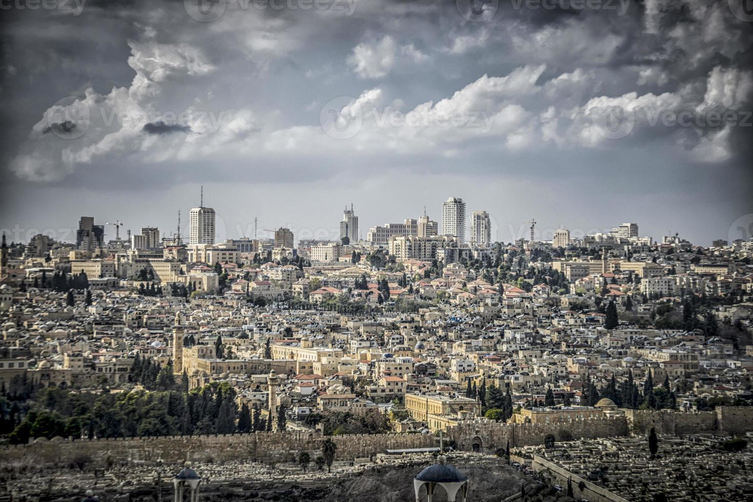 Jeruzalem, Israël een panoramisch visie van de oud stad van de monteren van olijven foto