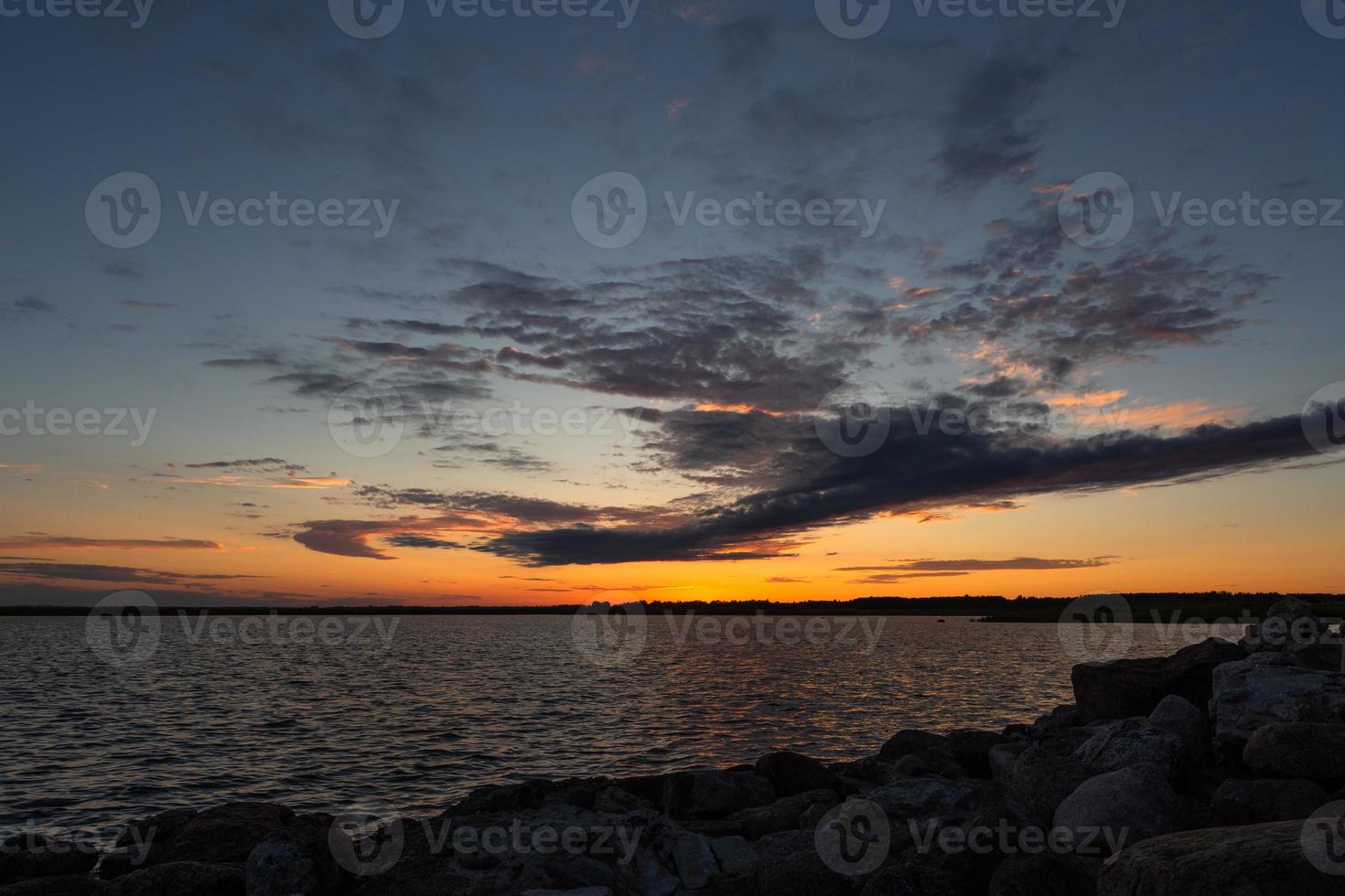 zonsondergang met donker wolken foto