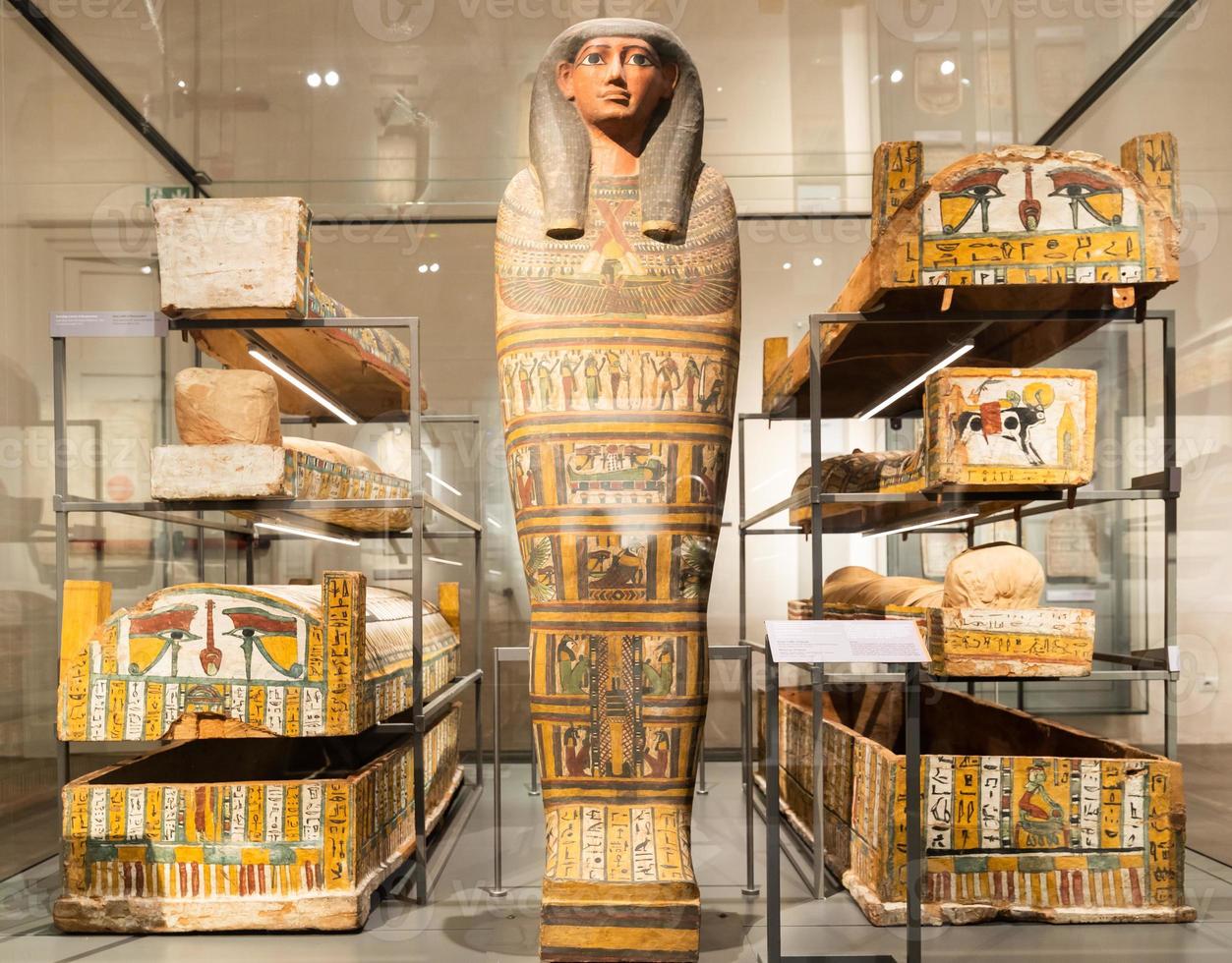 turijn, Italië - Egyptische museum, de drie systers mummies kamer, 772 - 664 v.Chr. Egyptische archeologie, sarcofaag. foto