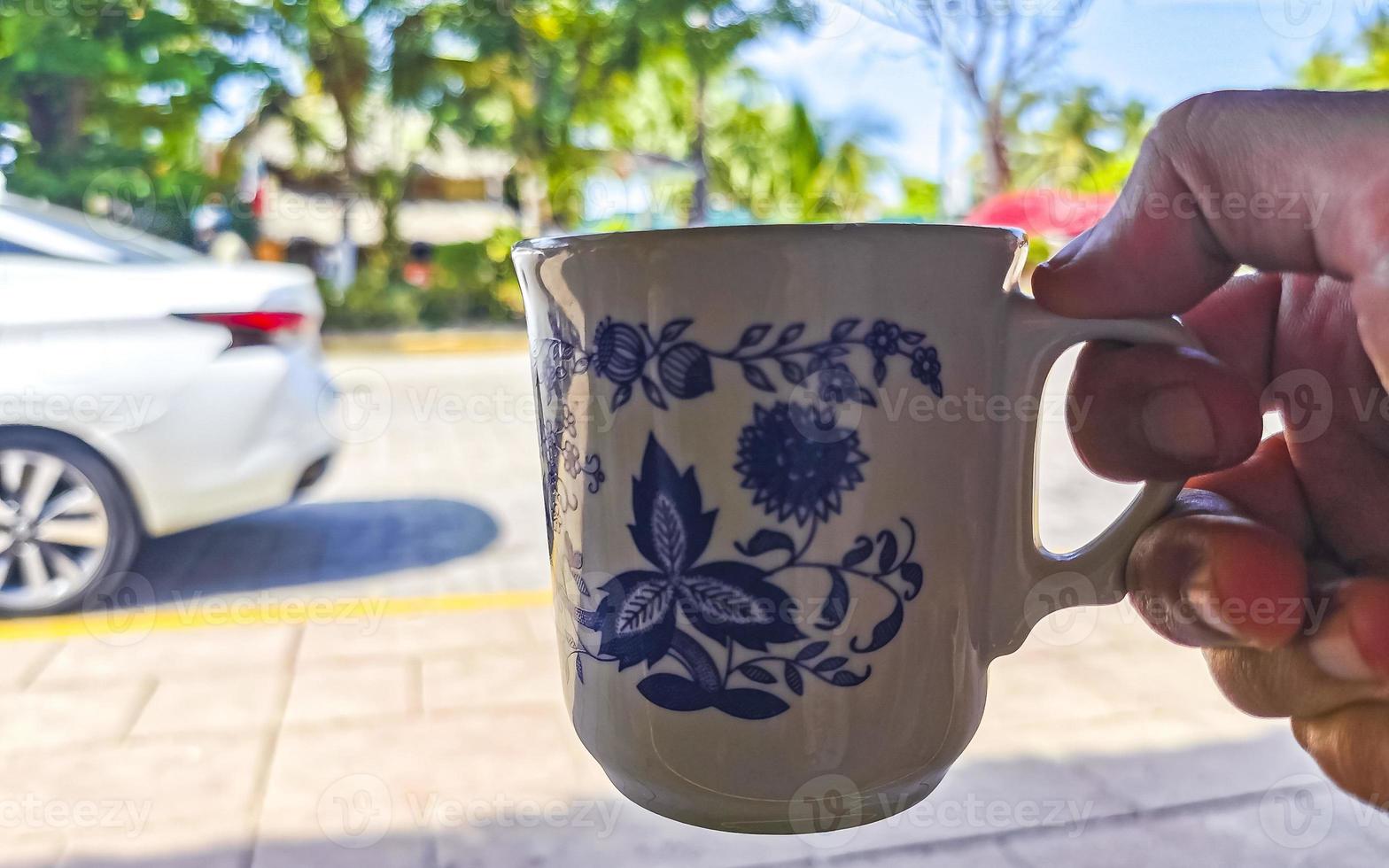 blauw wit kop pot met zwart koffie houten tafel Mexico. foto