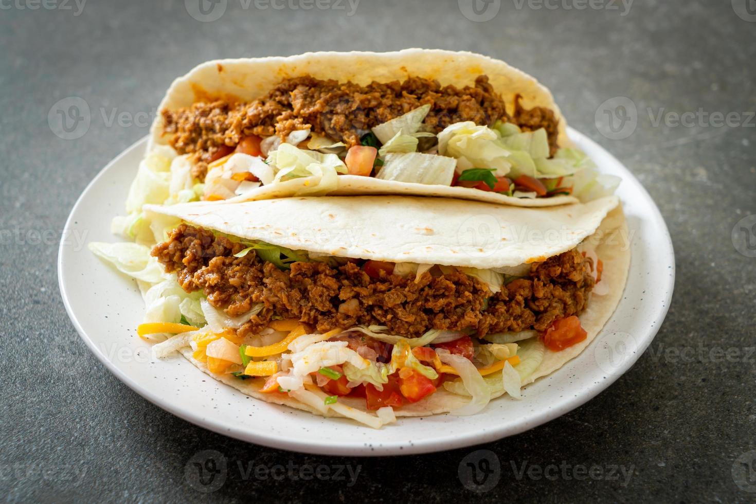 Mexicaanse taco's met kipgehakt foto