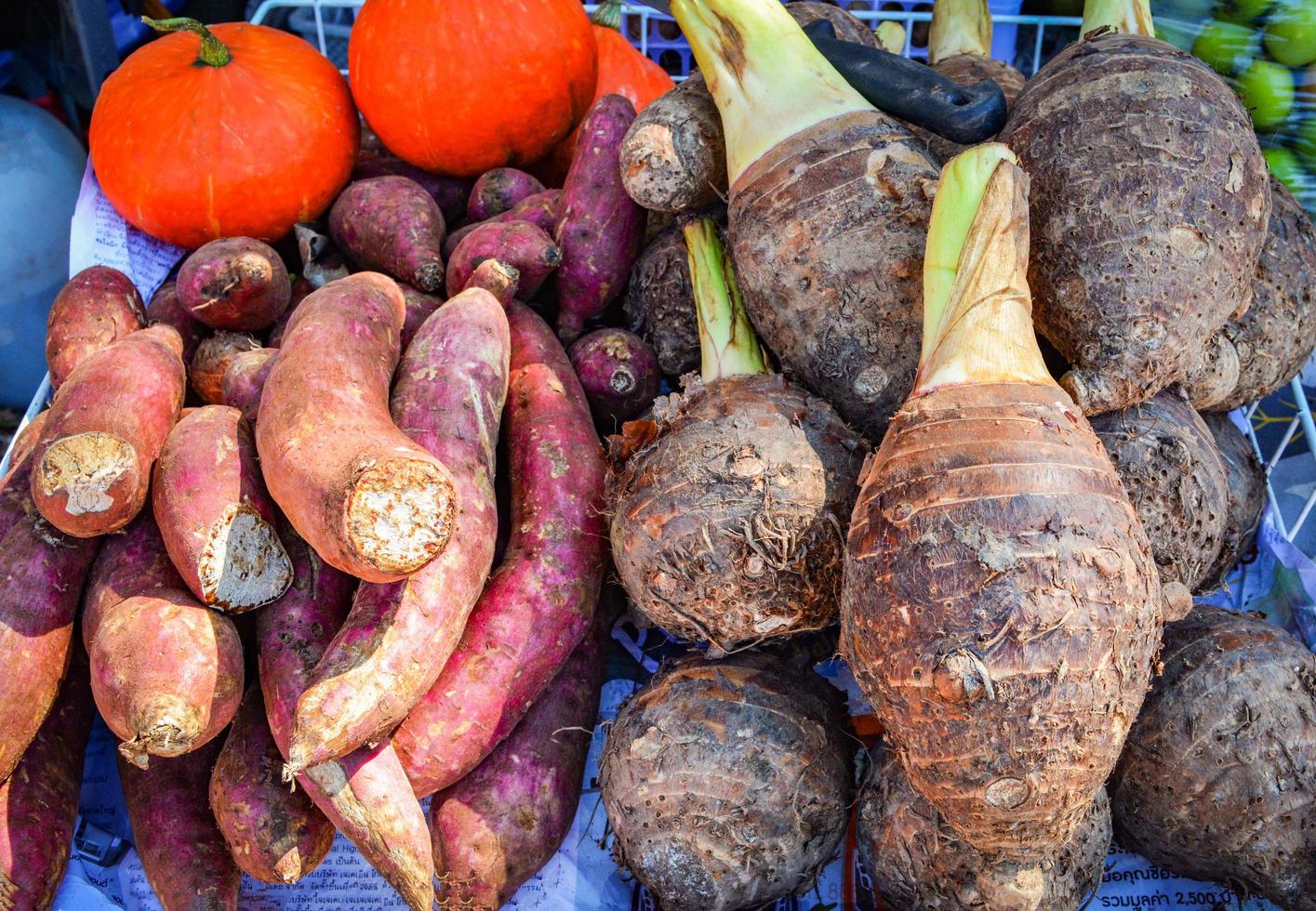 stapel van zoet yam Purper en taro wortel aardappel en pompoen achtergrond foto