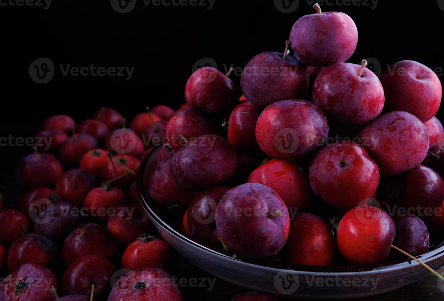 vol bord van vers rood appels. veel van rijp appels. foto