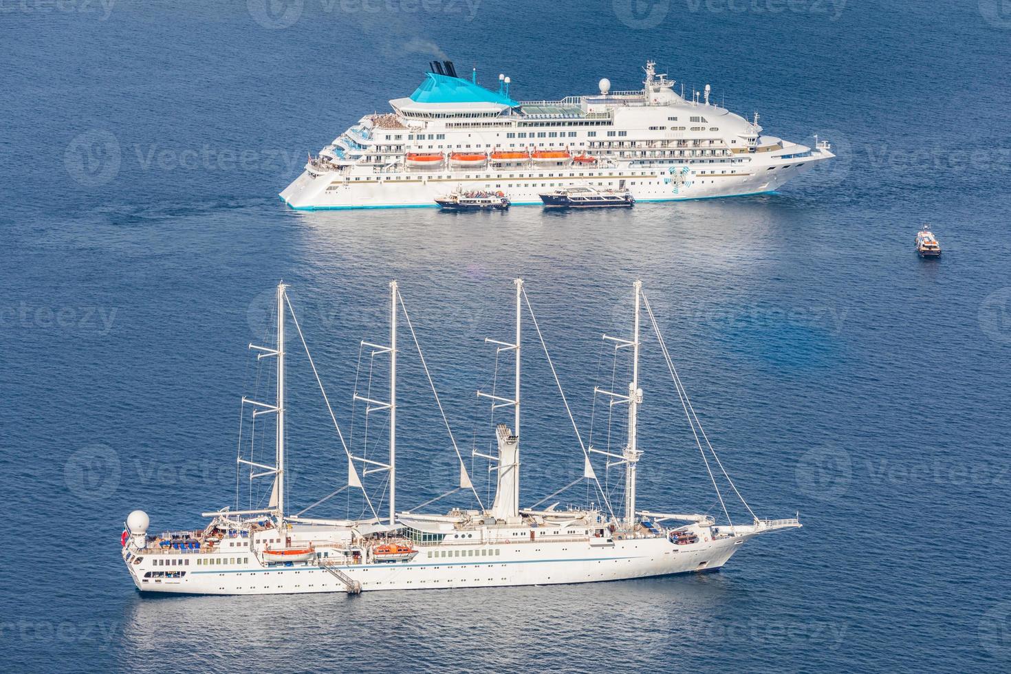 reis schip en luxe jacht antenne visie, Santorini Griekenland. kalmte blauw zee en zee vervoer schepen. reizen en toerisme Aan zee en oceaan foto