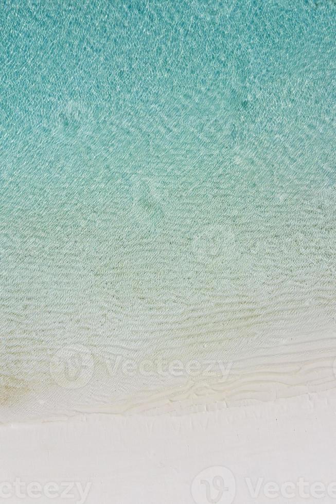 zacht teder blauw oceaan golven Aan tropisch strand, mooi antenne landschap. rustig, ontspannende zomer humeur. kalmte zee foto
