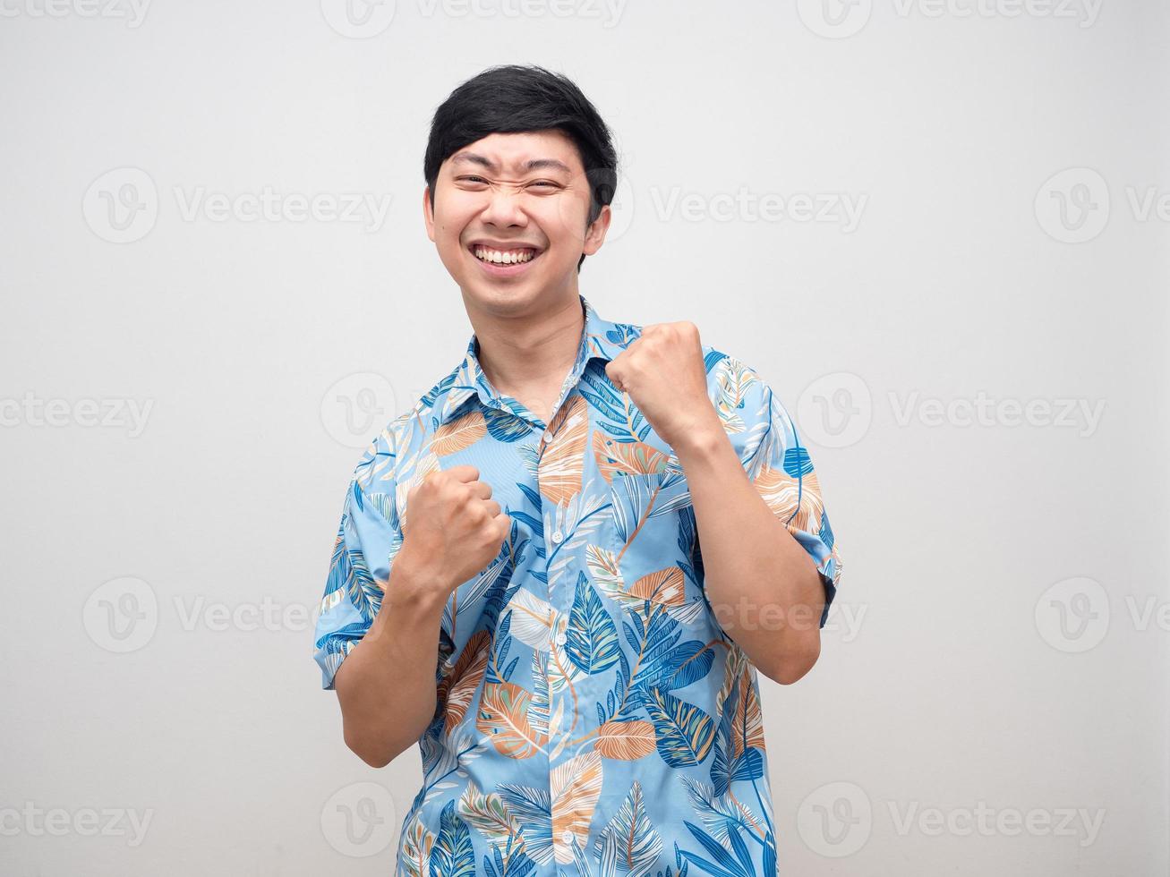 positief jong Mens strand overhemd vrolijk grappig dans portret foto