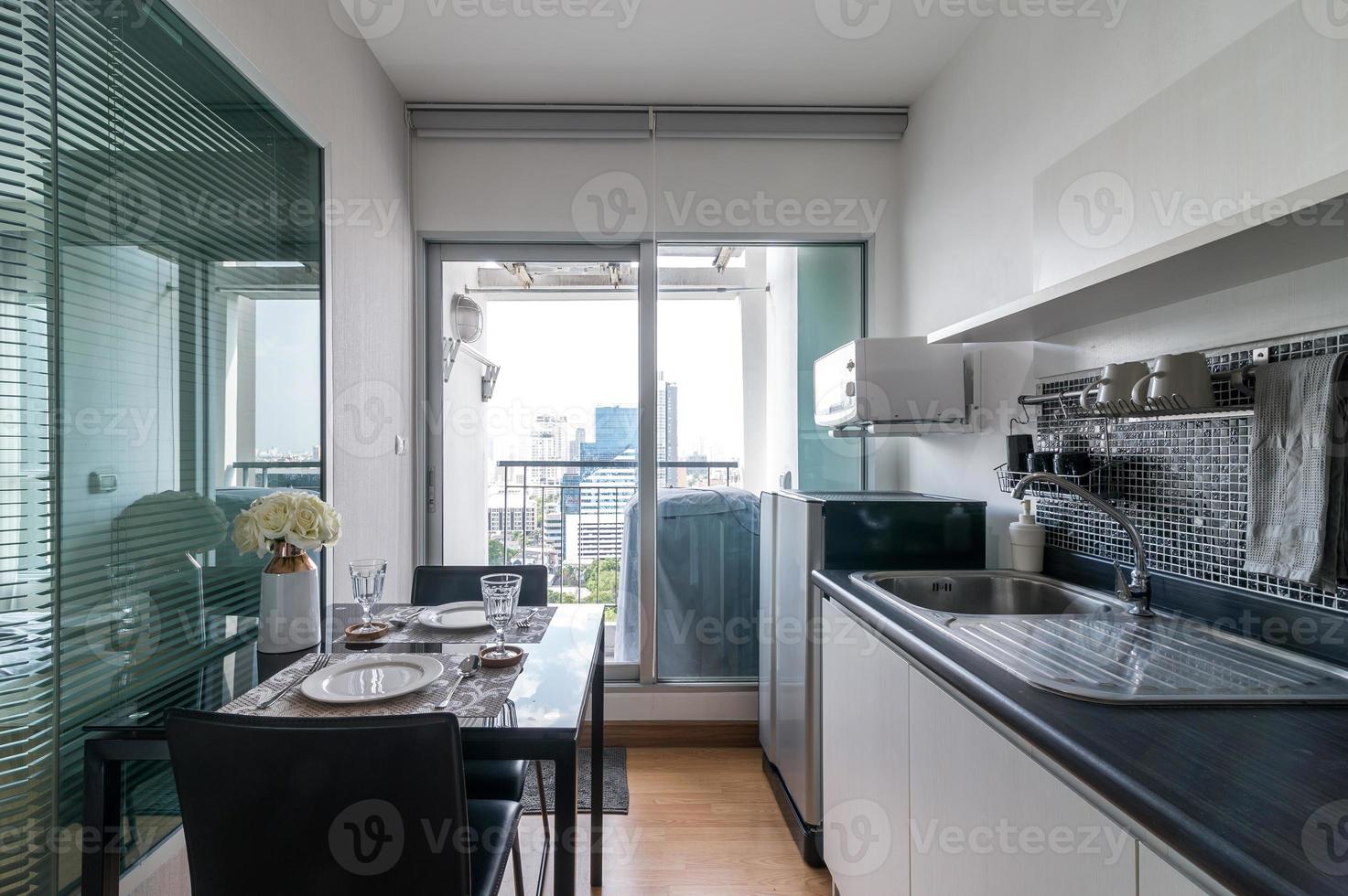 keuken interieur met wasbak, kasten, en hout vloeren in luxe kamer. foto