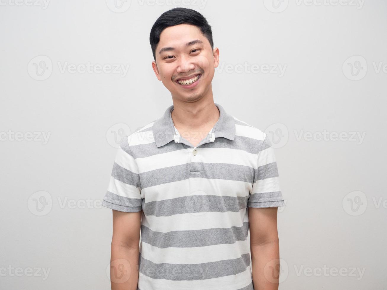 positief Mens gestreept overhemd gelukkig glimlach geïsoleerd foto