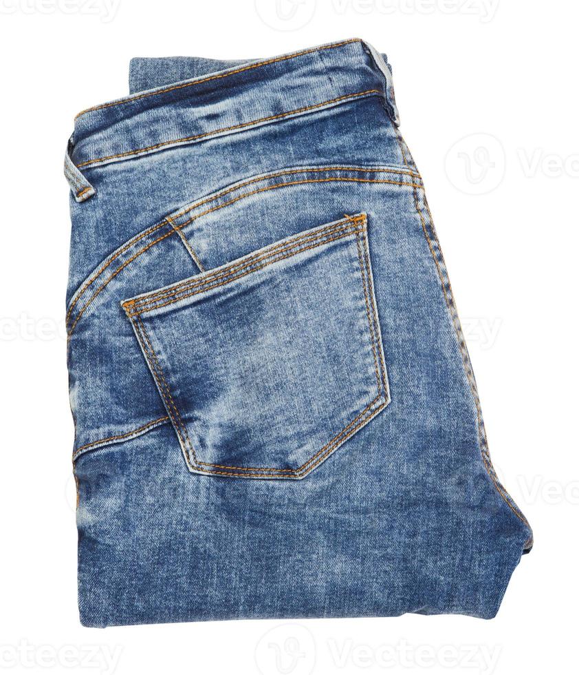 blauw jeans gevouwen Aan wit achtergrond terug visie foto