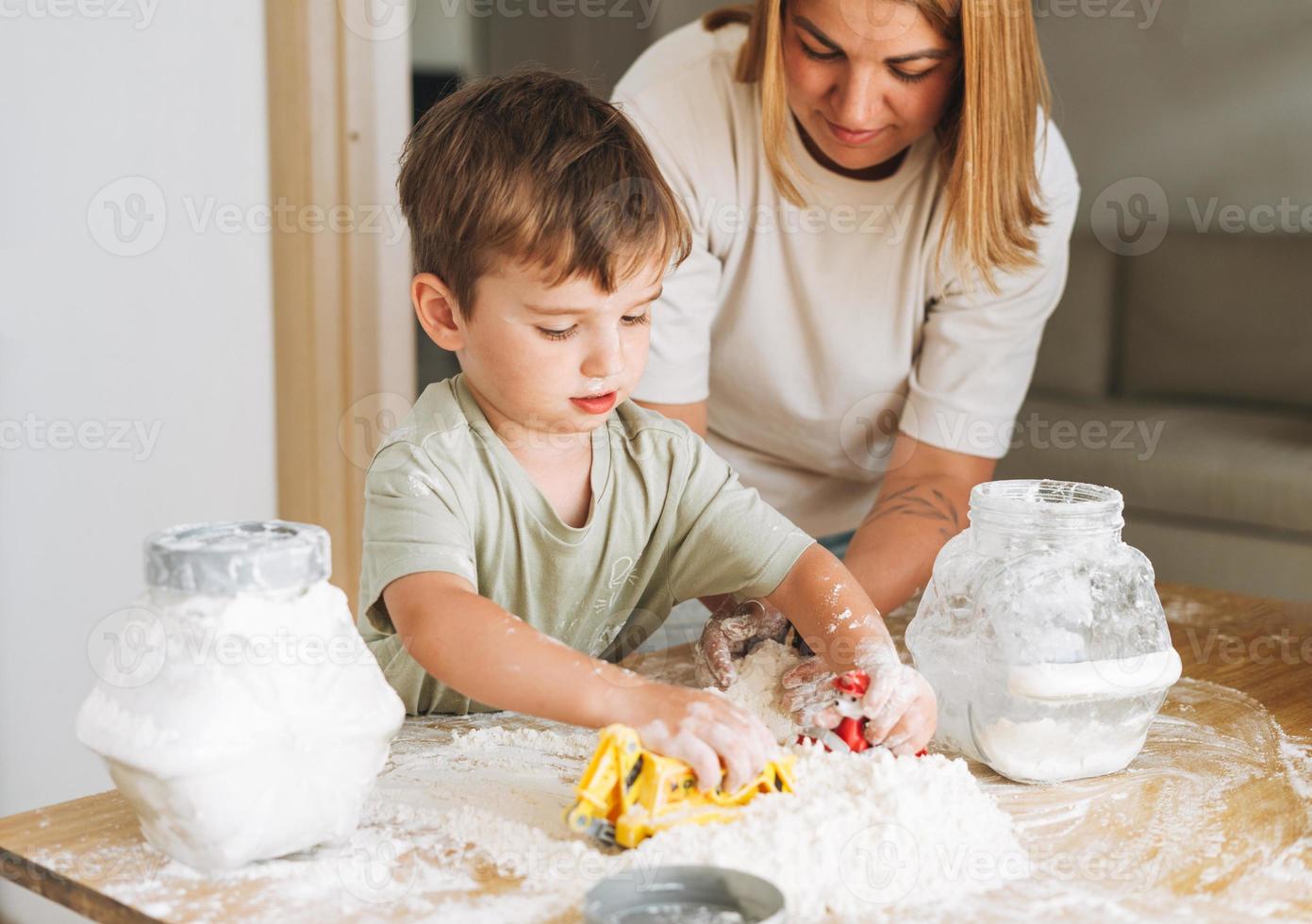 converteerbaar natuurkundige bezig jong vrouw moeder en haar kleuter jongen zoon hebben pret terwijl Koken met  meel Bij de tafel in keuken Bij huis. jongen spelen met auto speelgoed  16799505 stockfoto bij Vecteezy