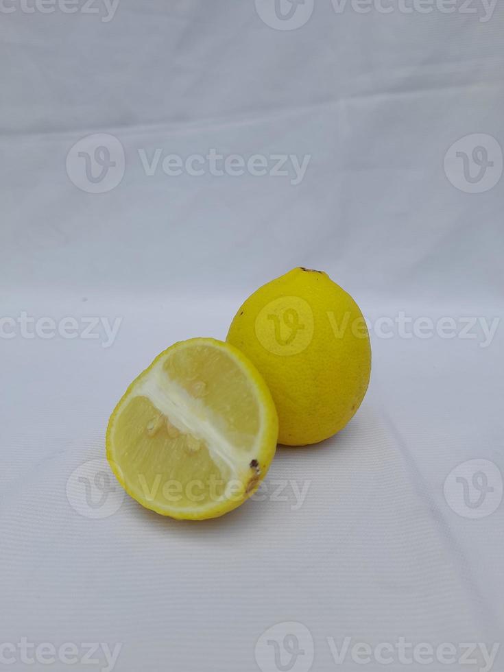 vers citroen fruit Aan wit achtergrond, sappig citroen. foto