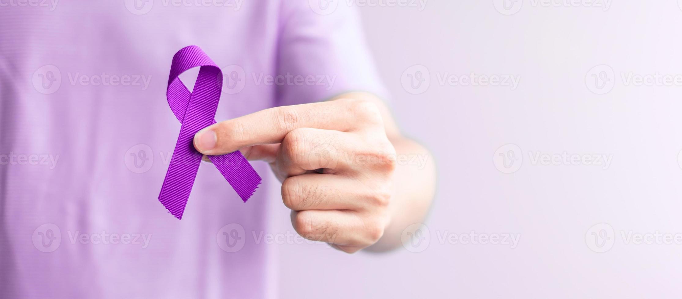 Purper lint voor kanker dag, lupus, pancreas, slokdarm, testiculaire kanker, wereld alzheimer, epilepsie, sarcoïdose, fibromyalgie en huiselijk geweld bewustzijn maand concepten foto