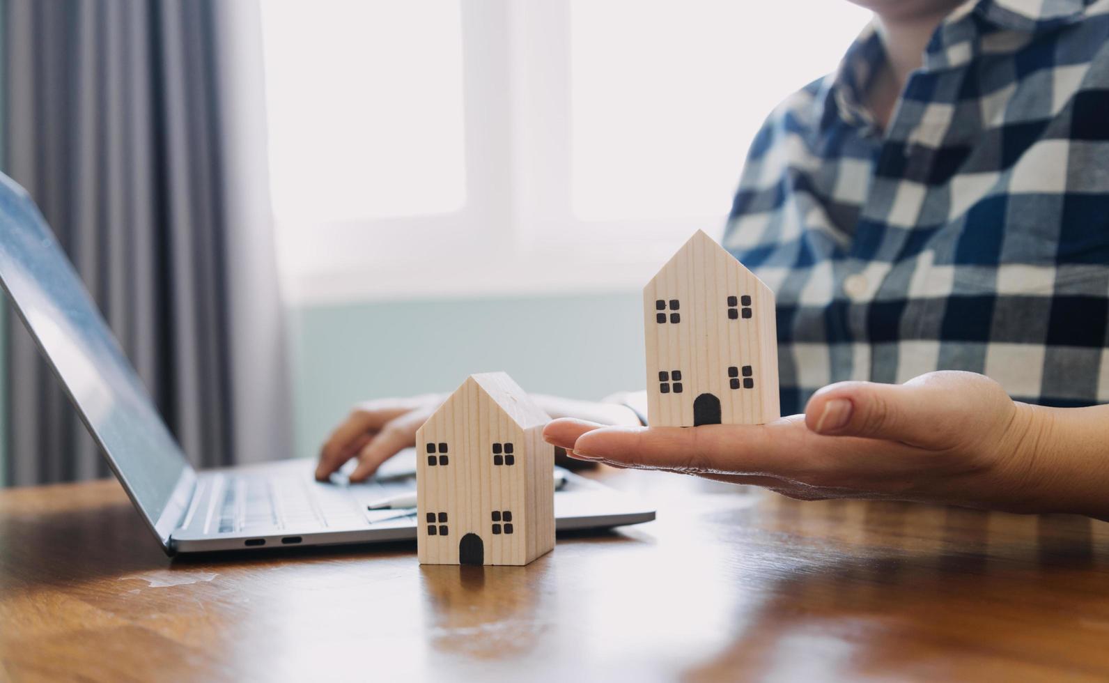 ondertekening huis verkoop en verzekering contracten met echt landgoed agenten, ondertekening contracten naar weten de voorwaarden van buying en verkoop huizen en echt landgoed, contract ondertekening ideeën. foto