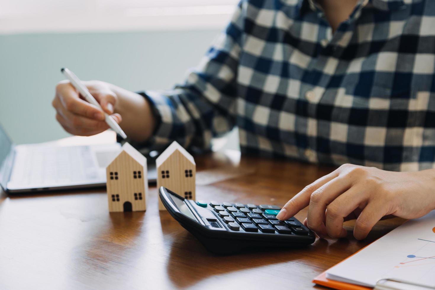 ondertekening huis verkoop en verzekering contracten met echt landgoed agenten, ondertekening contracten naar weten de voorwaarden van buying en verkoop huizen en echt landgoed, contract ondertekening ideeën. foto