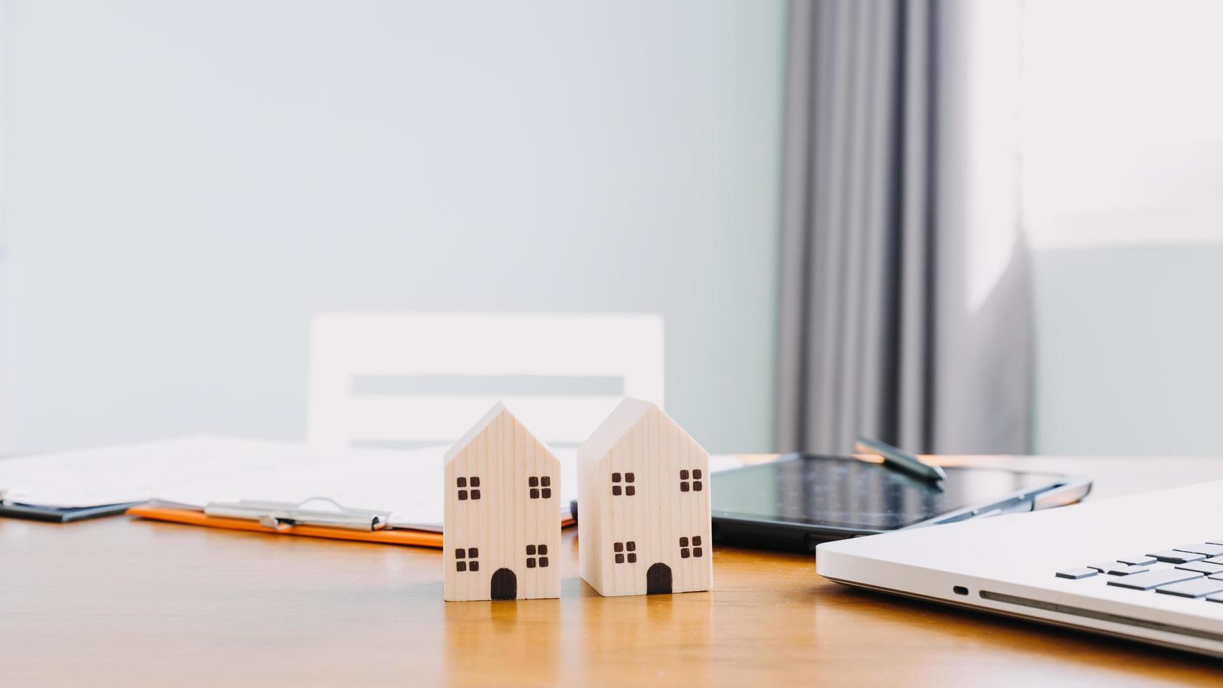 ondertekening huis verkoop en verzekering contracten met echt landgoed agenten, ondertekening contracten naar weten de voorwaarden van buying en verkoop huizen en echt landgoed, contract ondertekening ideeën. foto