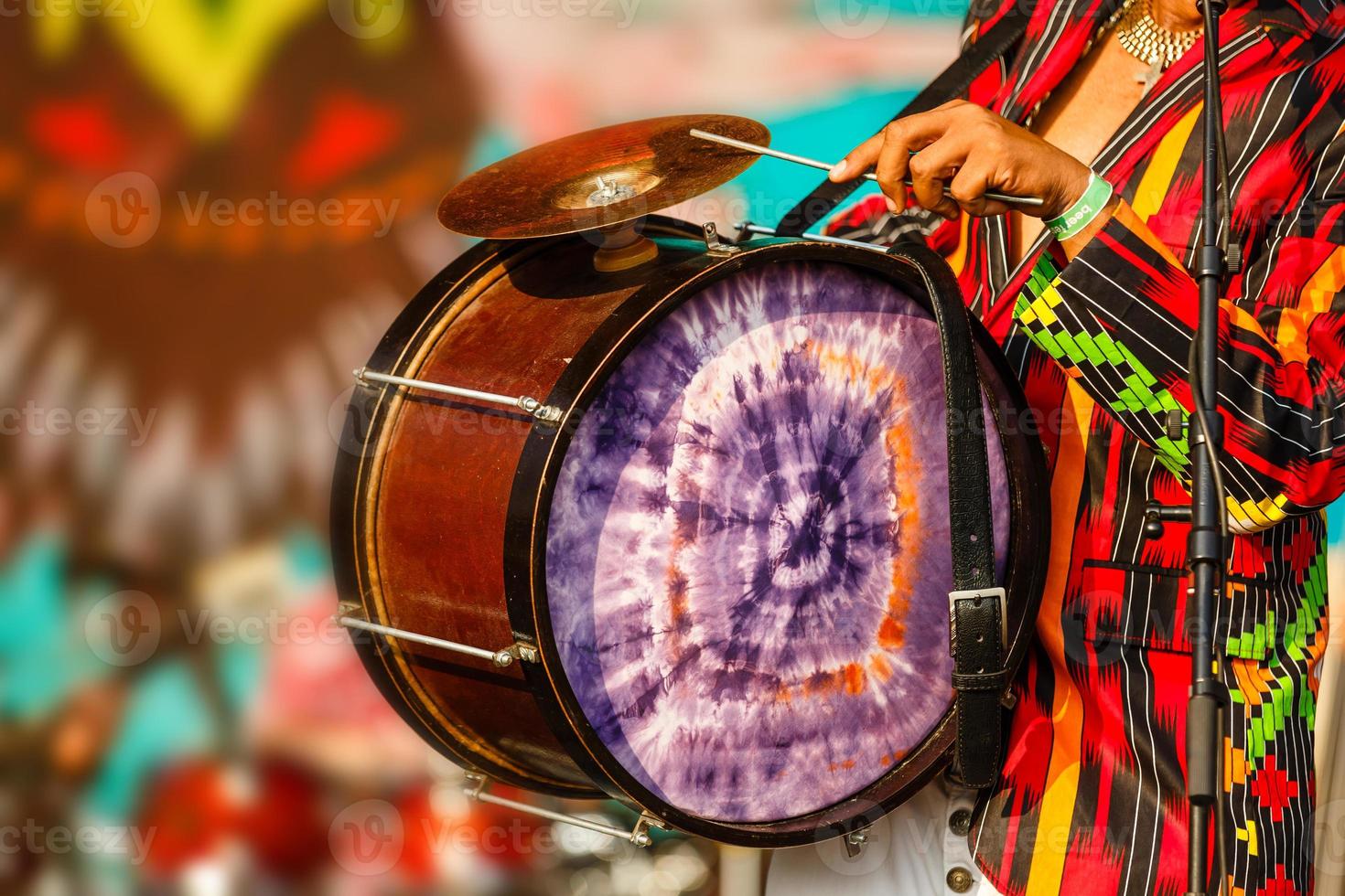 drums met stokjes Aan snaredrums foto