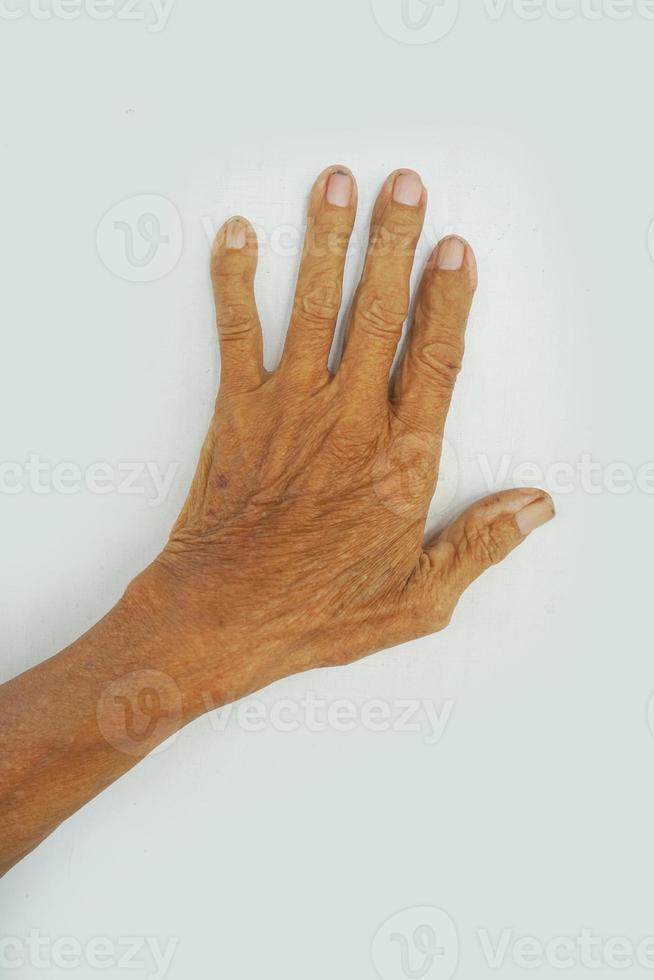 Indonesisch oud man's hand- heeft gerimpeld huid en verspreidt vijf vingers geïsoleerd Aan wit achtergrond. foto