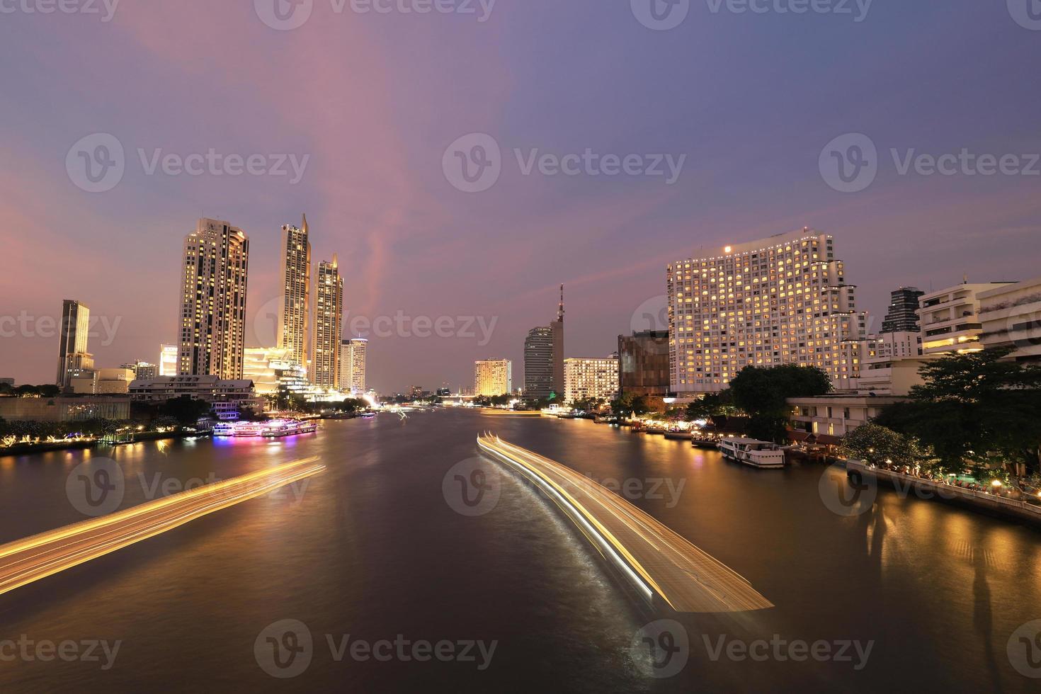 Bangkok stadsgezicht nacht visie in de bedrijf wijk, boodschappen doen centrum en hotel. foto